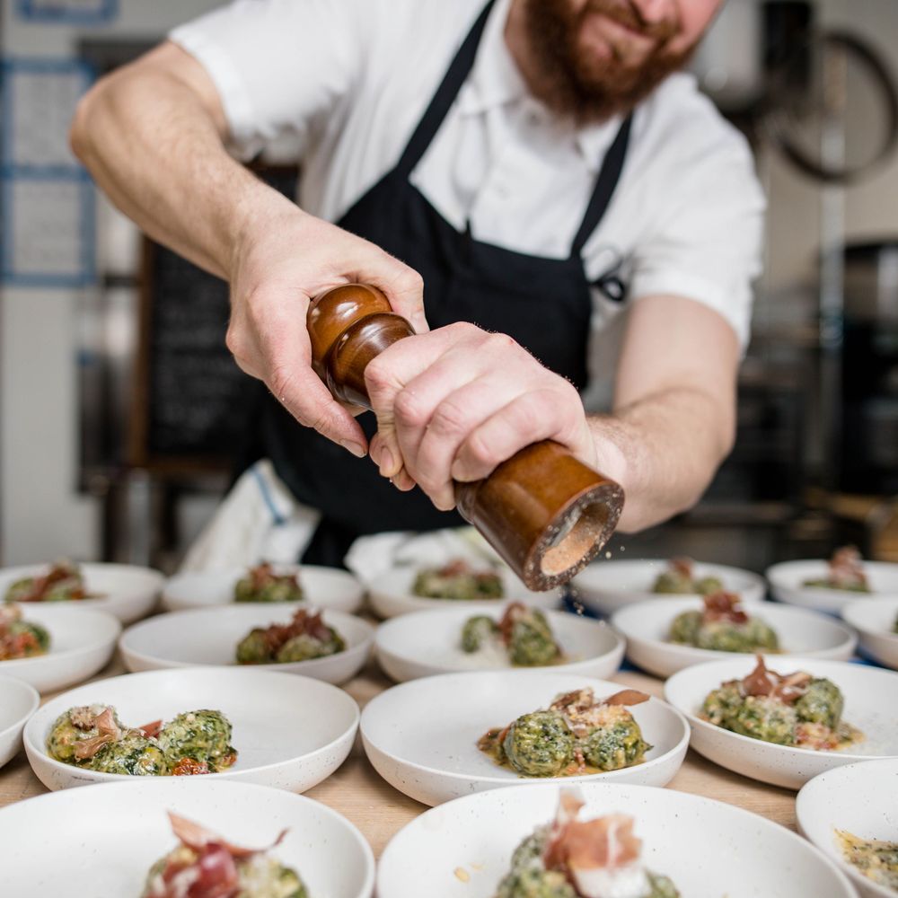 Chef werkt borden af