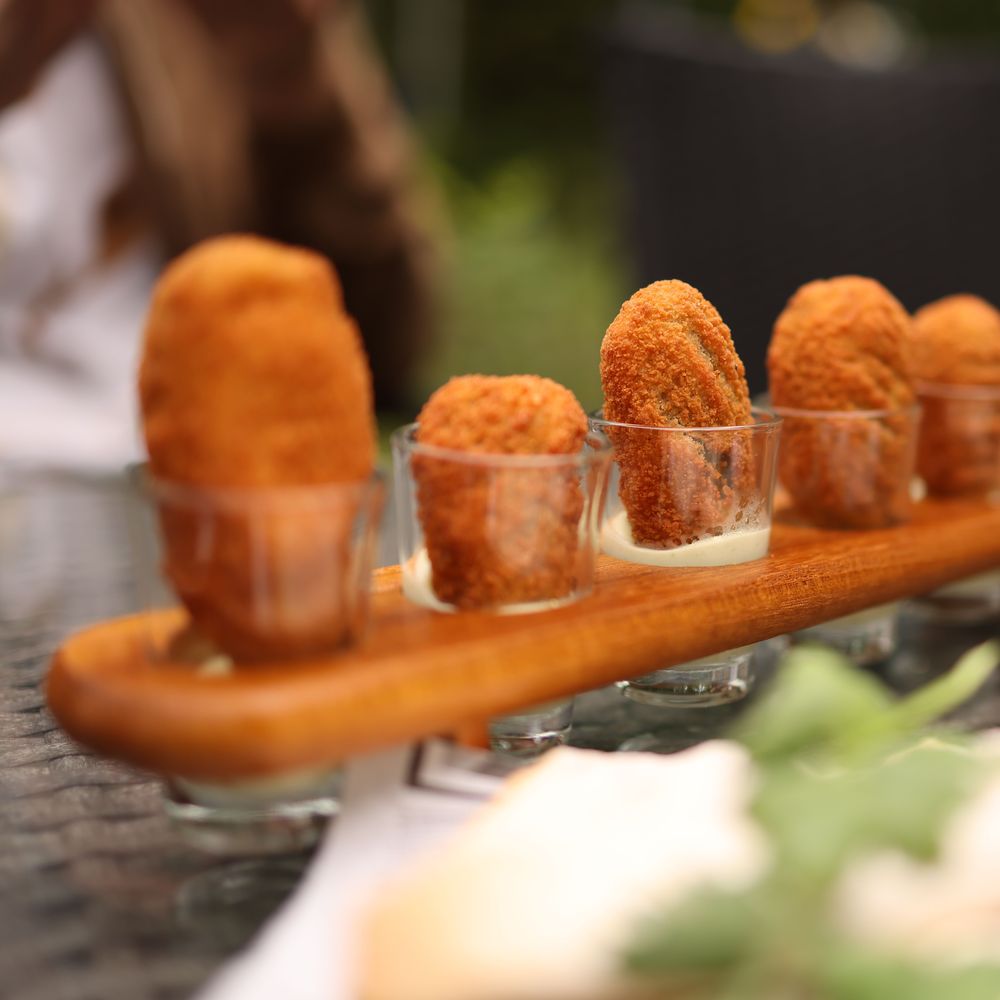 Kroketjes op een houten plank