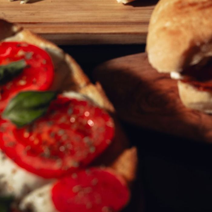 Bruschetta met tomaat en basilicum
