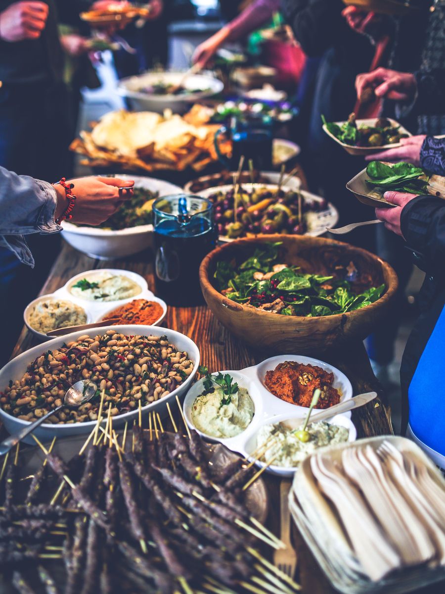 Bezoekers aan een foodtafel
